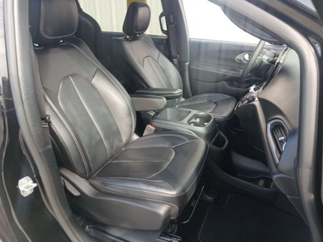 Used 2025 Black Chrysler Select image 28