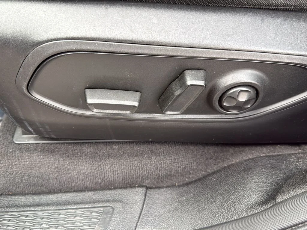 Used 2021 White Jeep Altitude image 26