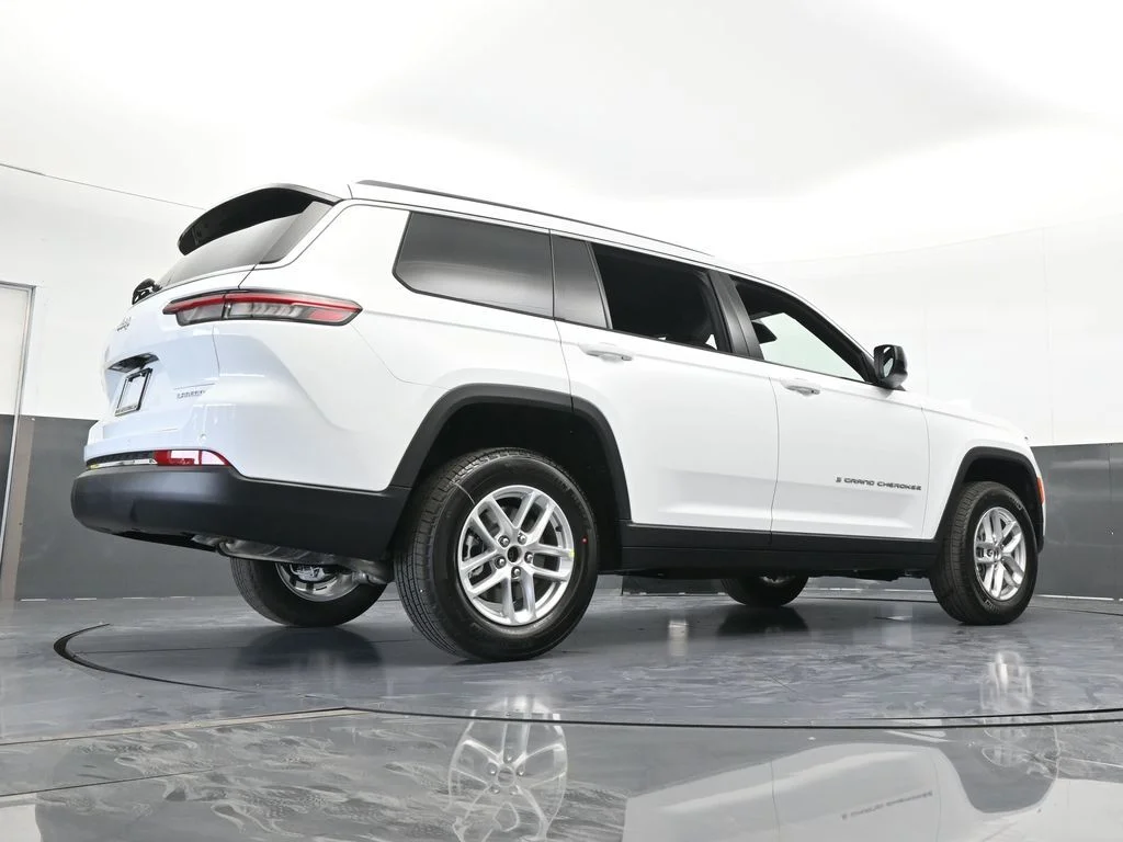 New 2026 Bright White Clear-Coat Exterior Paint Jeep Laredo image 56