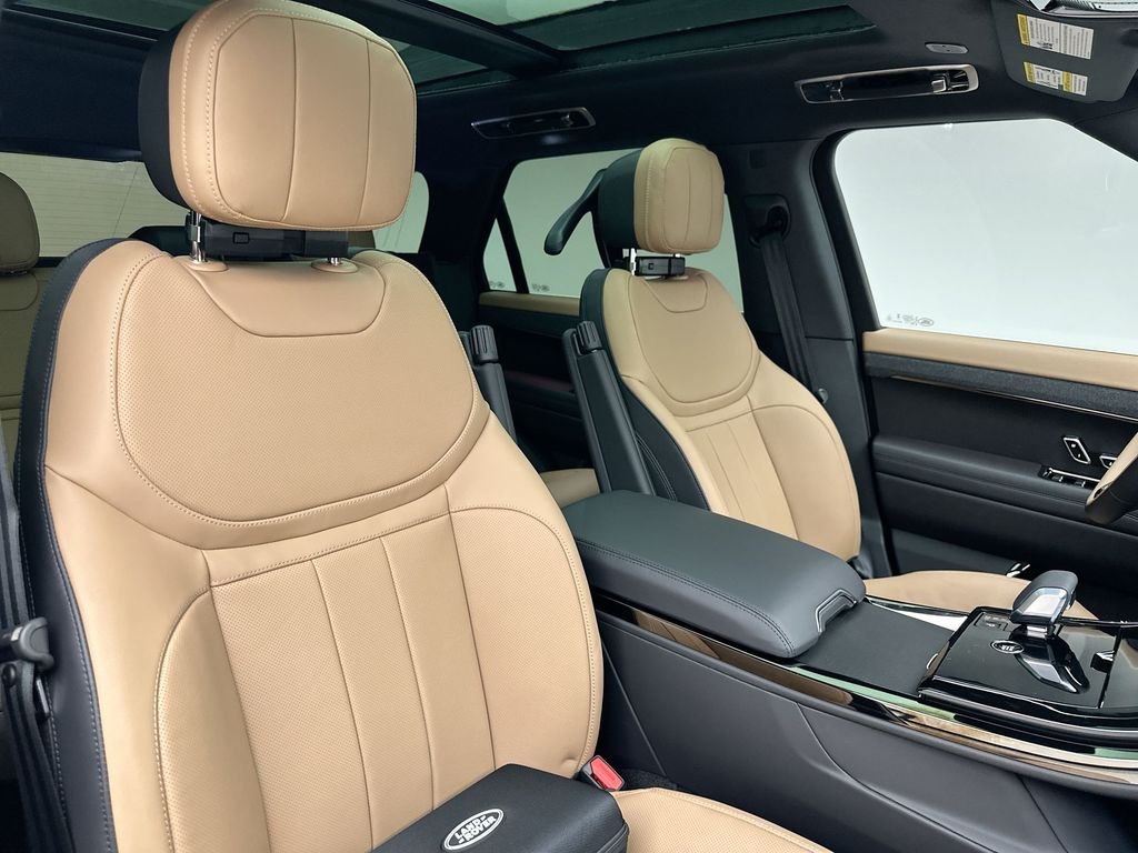 New 2026 Fuji White Land Rover Dynamic SE image 6
