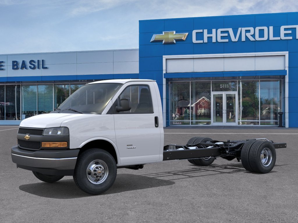 New 2026 Summit White Chevrolet 1WT image 2