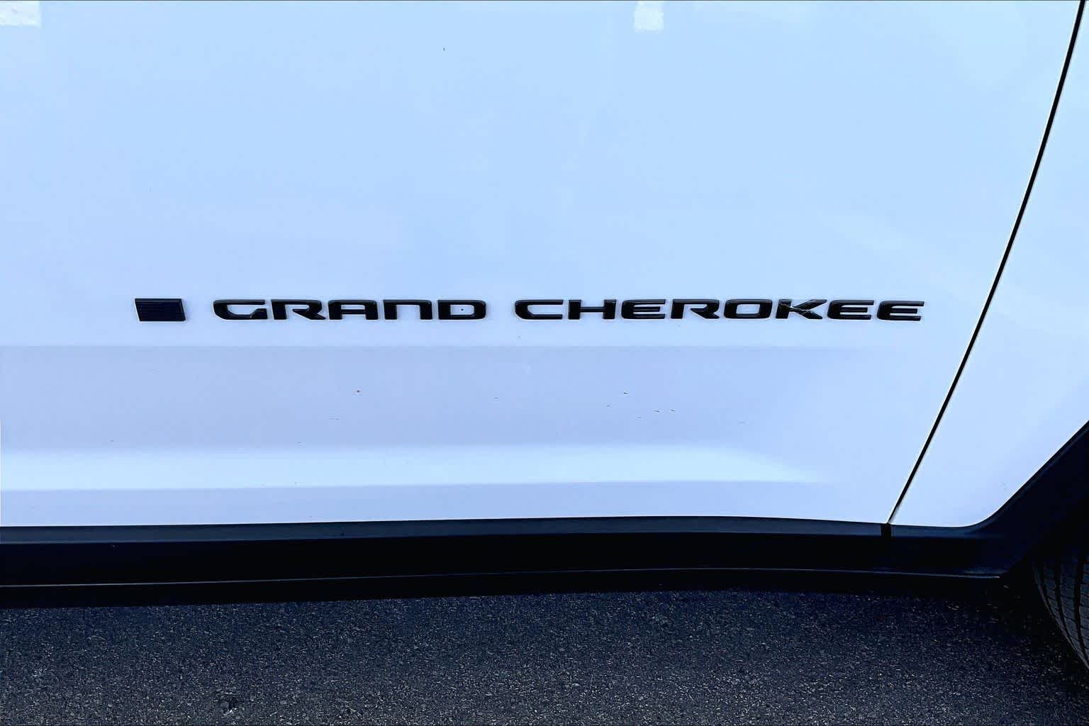 Used 2025 Bright White Clearcoat Jeep Altitude X image 10