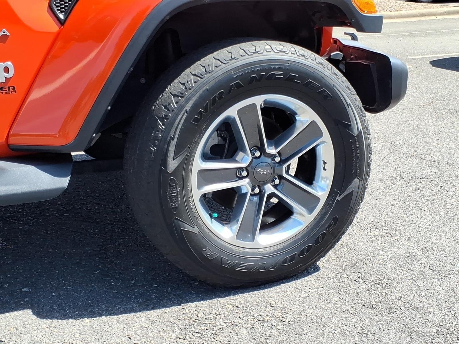 Used 2018 Punkn Metallic Clearcoat Jeep Sahara image 12