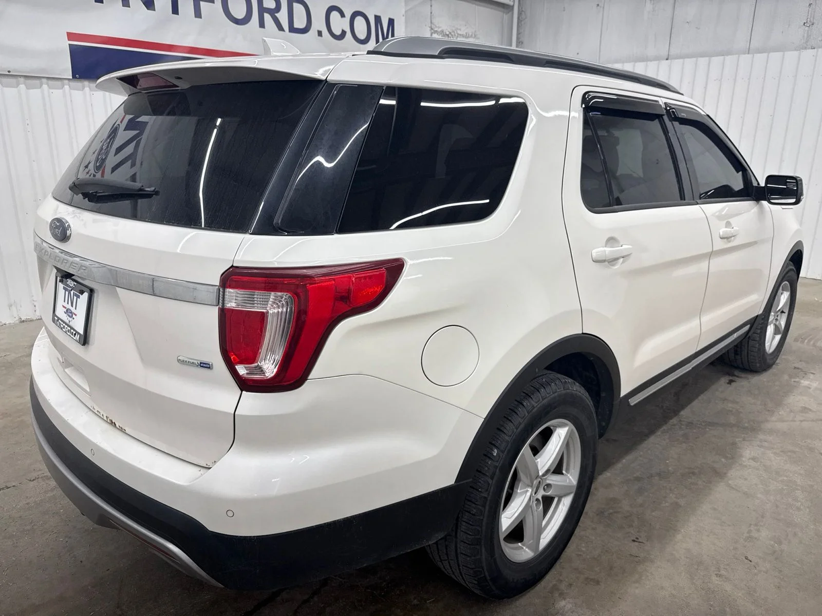 Used 2016 White Platinum Clearcoat Metallic Ford XLT image 8
