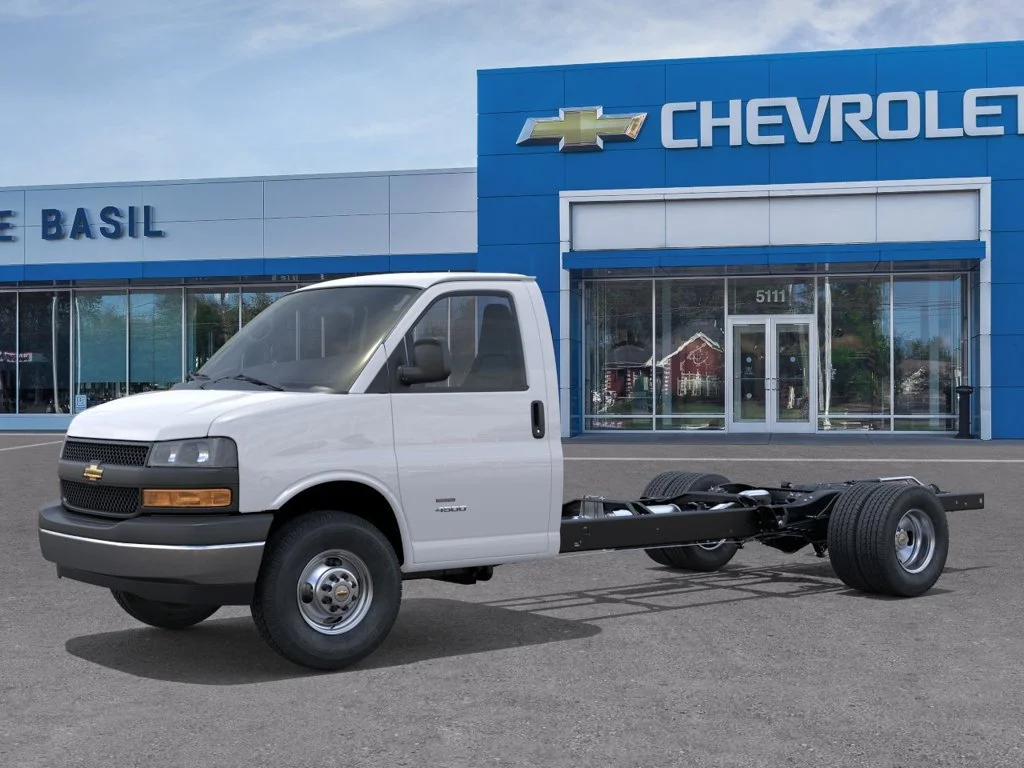 New 2026 Summit White Chevrolet 1WT image 2