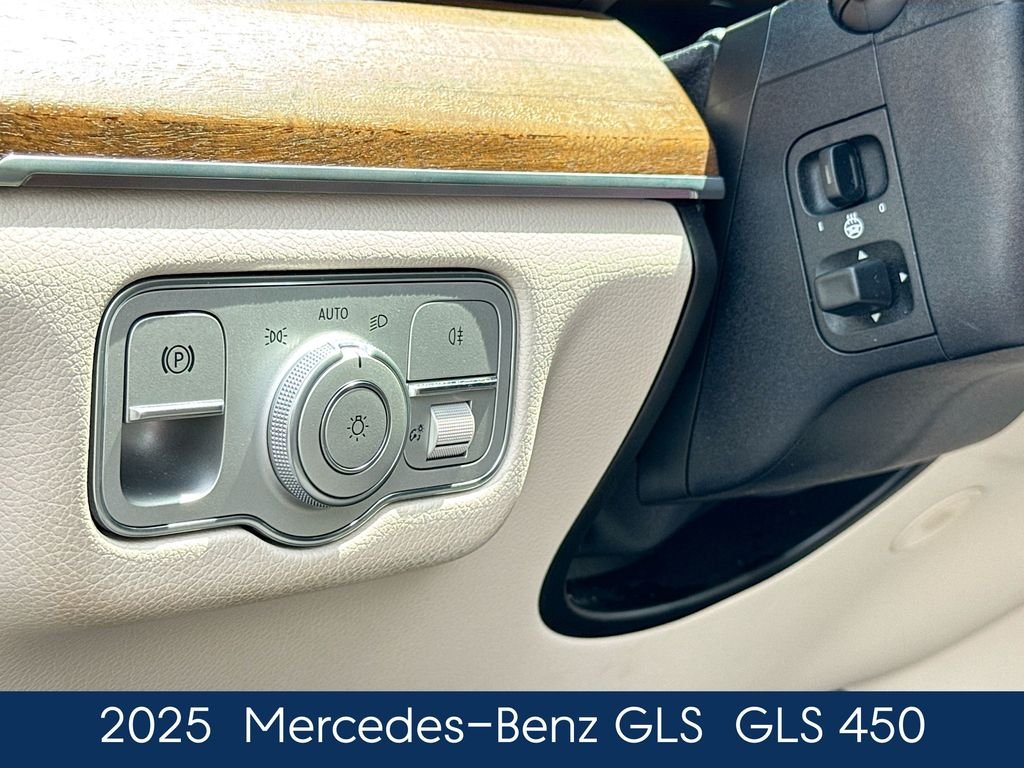 Used 2025  Mercedes-Benz GLS 450 image 22