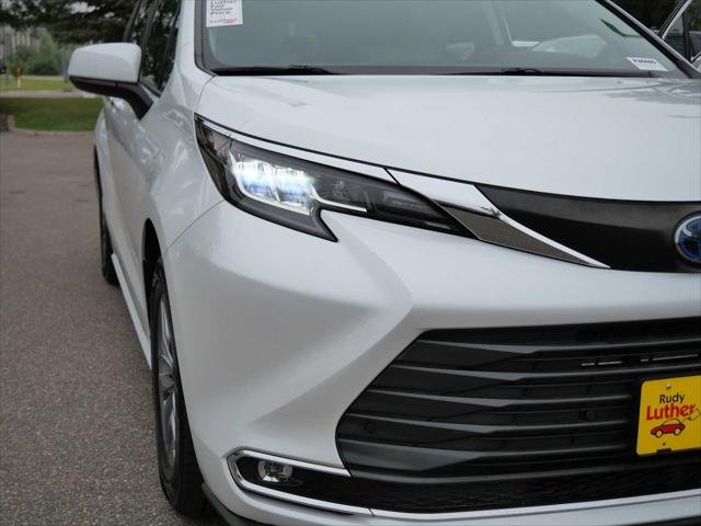 Certified Used 2022 WIND CHILL PEARL Toyota  image 17