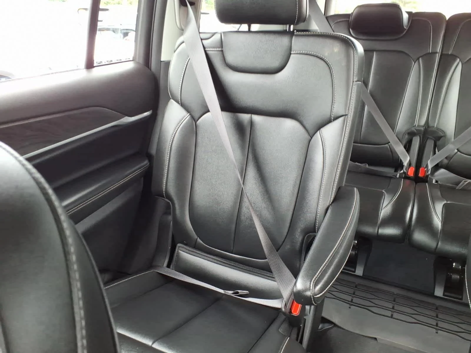 Used 2023 Diamond Black Crystal Pearlcoat Jeep Limited image 18