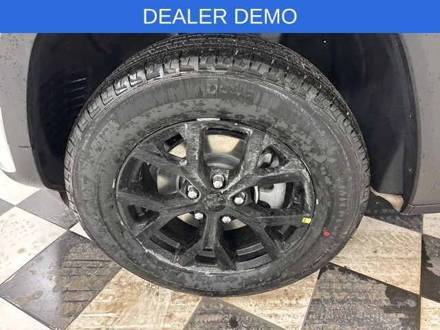 New 2026 Bright White Clear-Coat Exterior Paint Jeep Altitude image 5