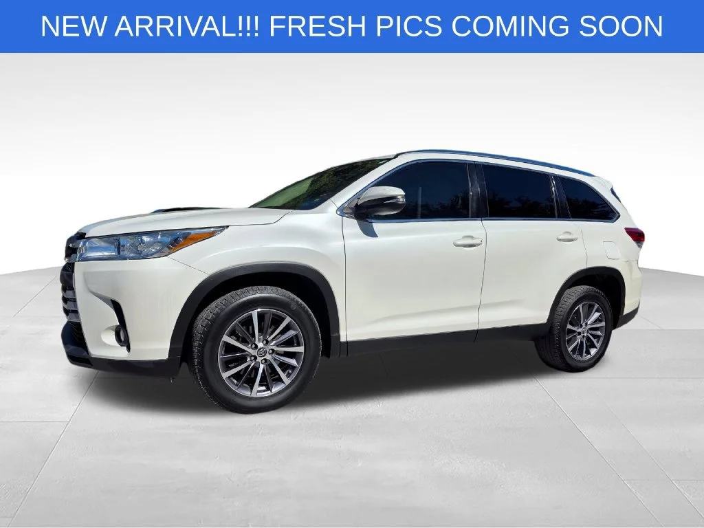 Used 2019  Toyota SE image 2