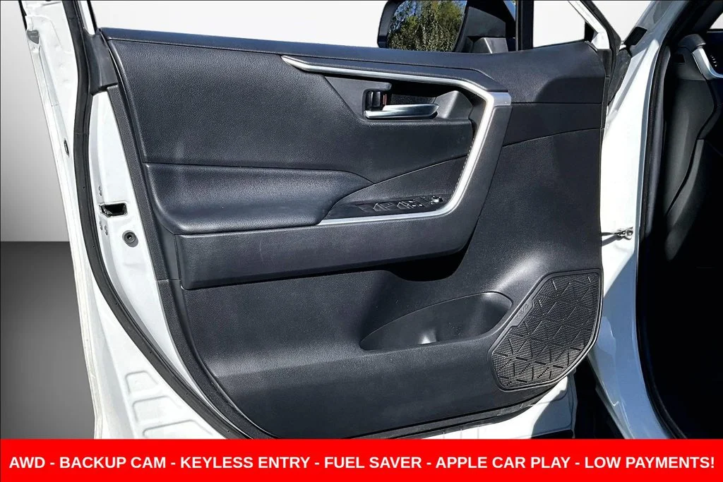 Used 2020 White Toyota XLE image 22