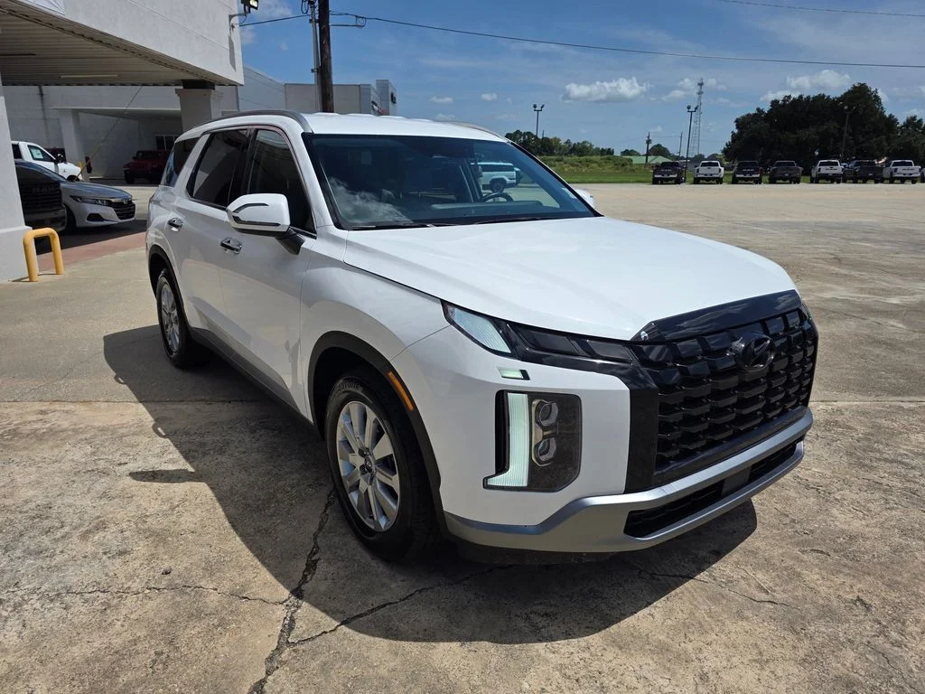 Used 2025 White Hyundai SEL image 9