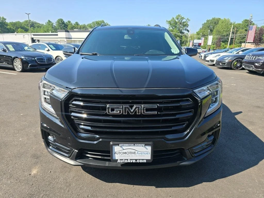 Used 2022 Ebony Twilight Metallic GMC FWD 4dr SLT Elevation Edition with Skyscape Power Sunroof image 2
