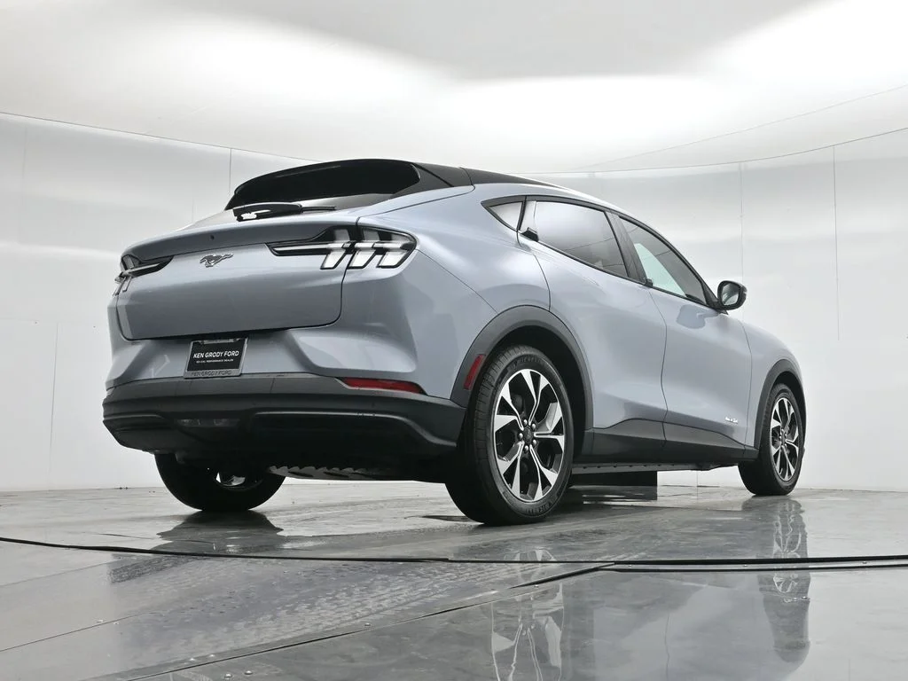 New 2026 Gray Ford Select image 3