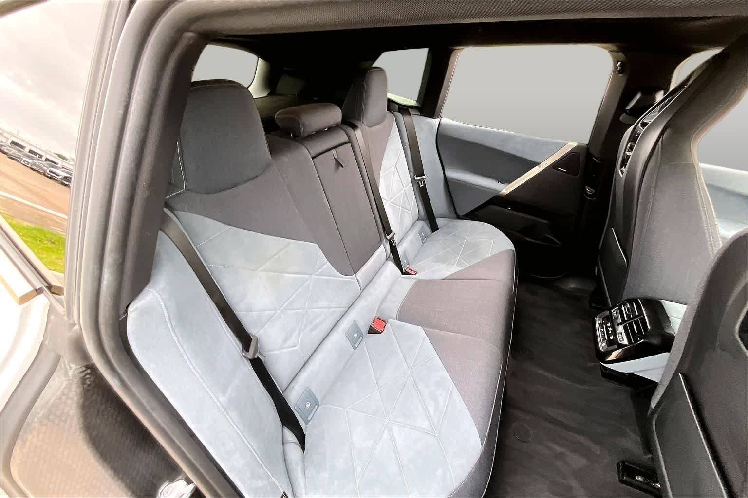 Used 2024 Mineral White Metallic BMW xDrive50 image 19