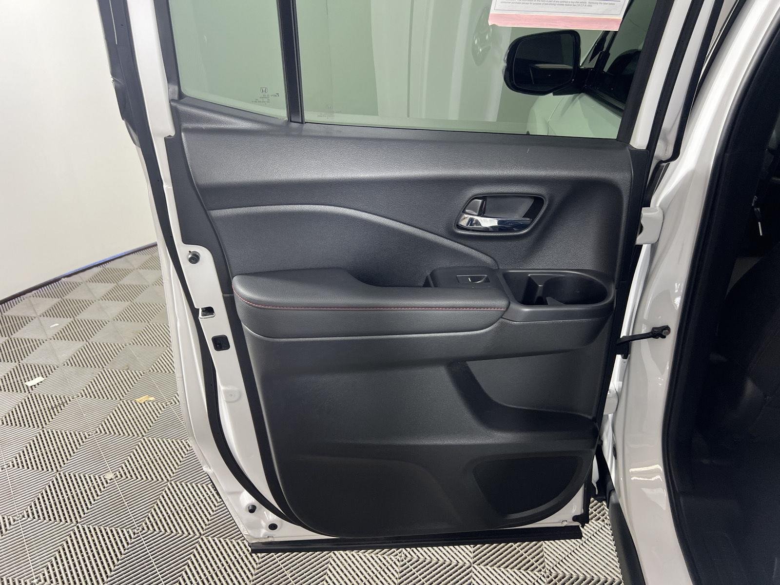 Used 2025 Platinum White Pearl Honda AWD BLACK EDITION image 31