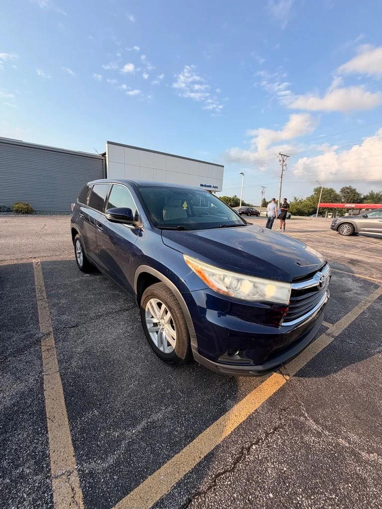 Used 2015 Blue Toyota LE image 2
