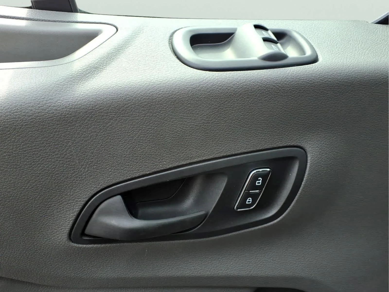 Used 2025 Oxford White Ford XLT image 13