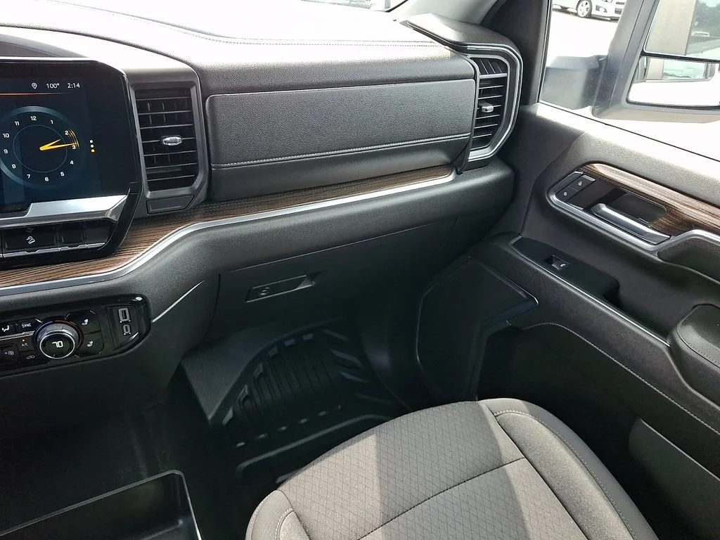 Used 2024 Summit White Chevrolet LT image 17