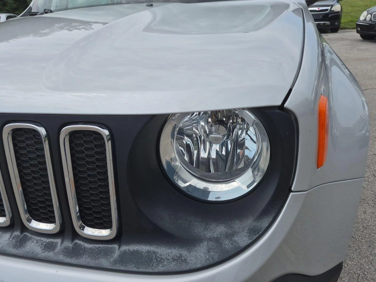 Used 2018 Glacier Metallic Jeep Sport image 9