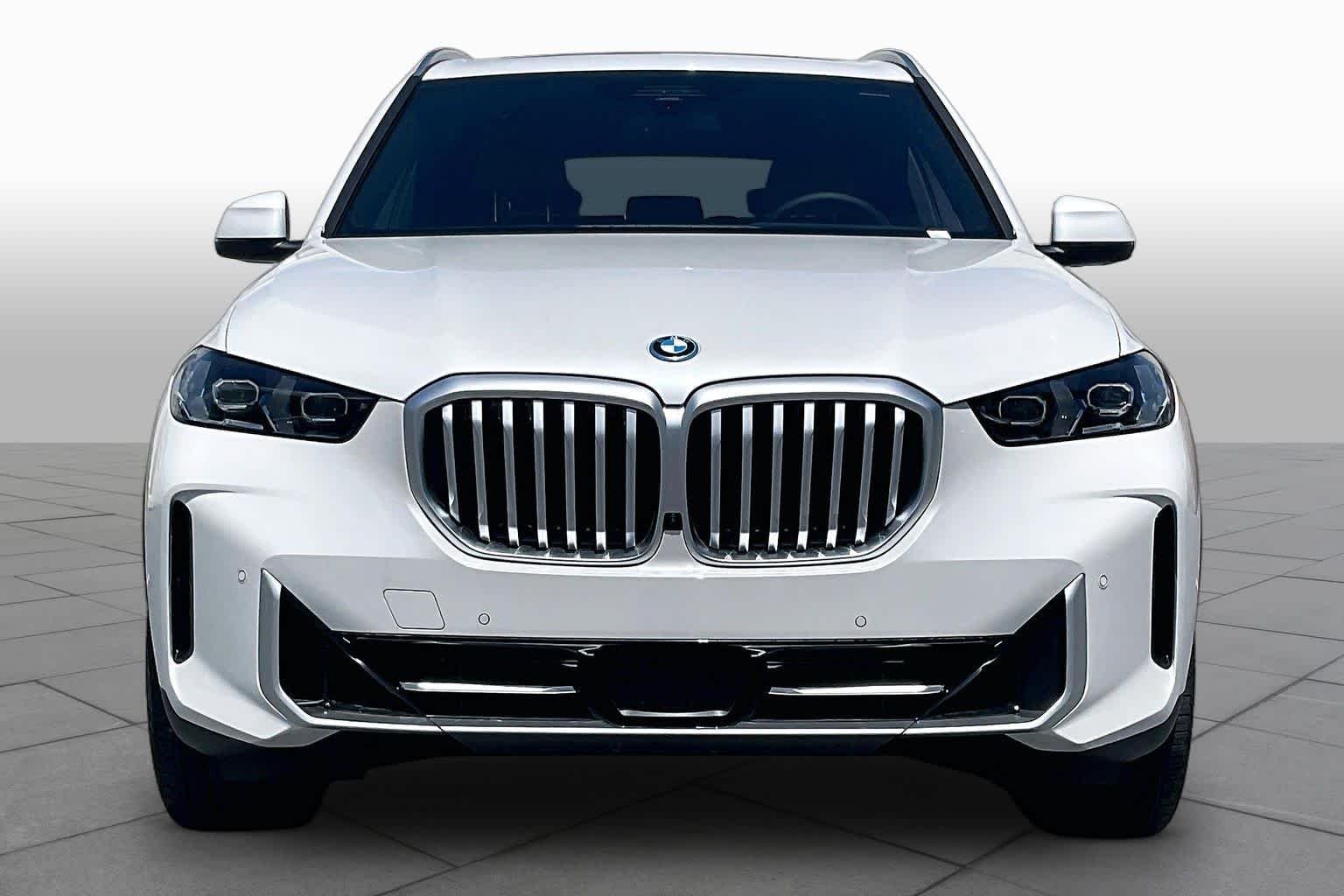 New 2026 Mineral White Metallic BMW xDrive50e image 3