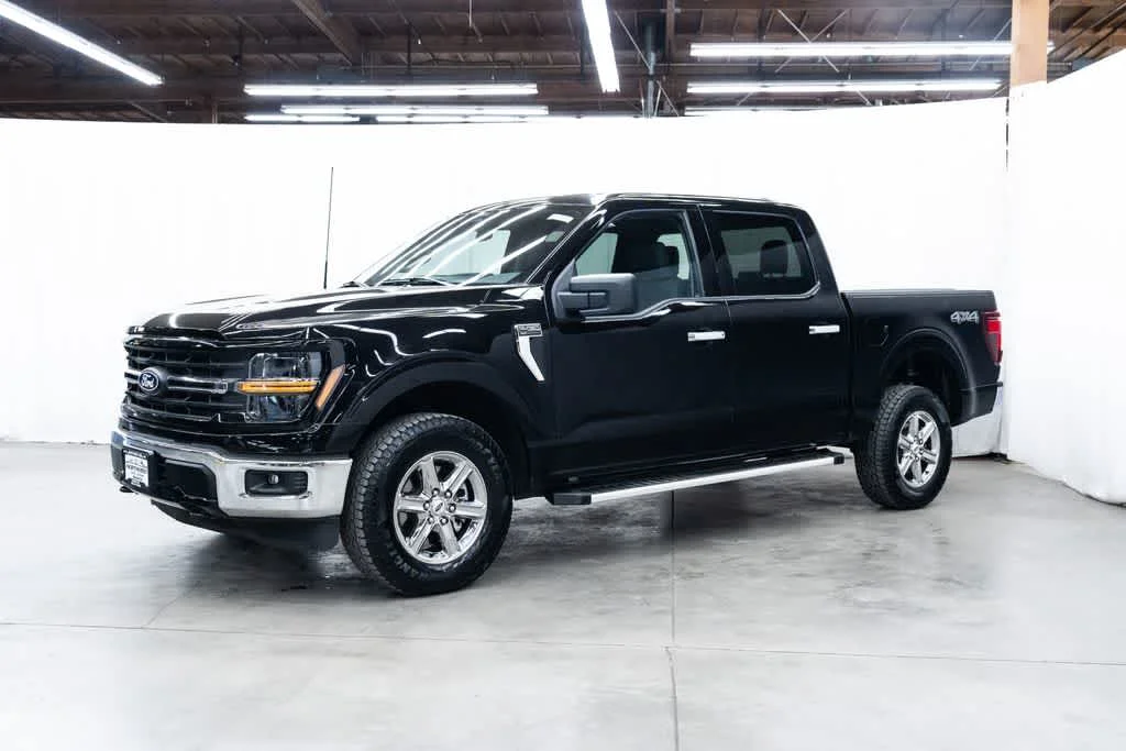 Used 2025 Agate Black Metallic Ford XLT image 3