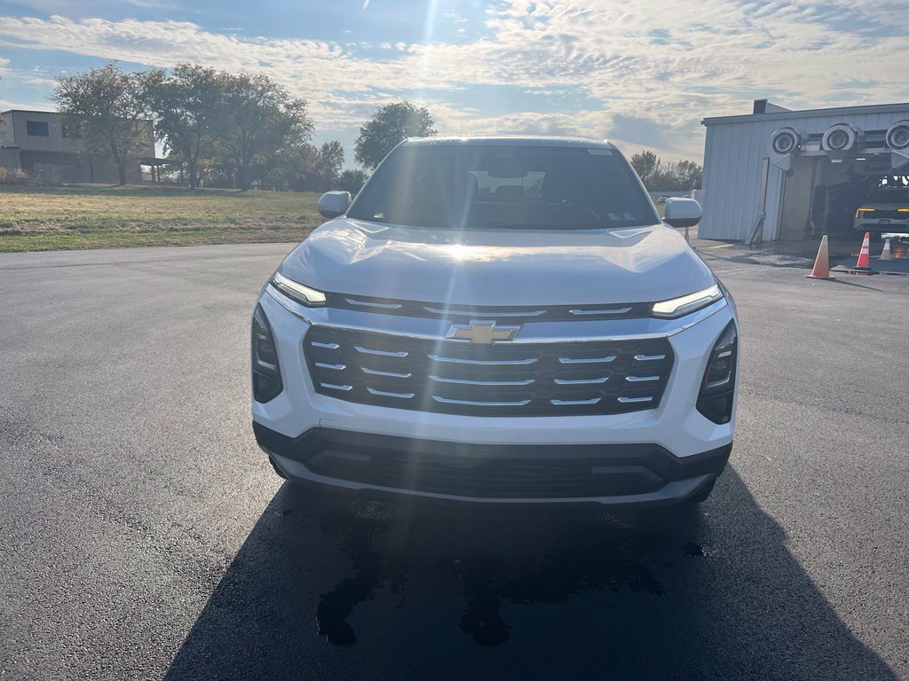 Used 2025 Summit White Chevrolet LT image 2