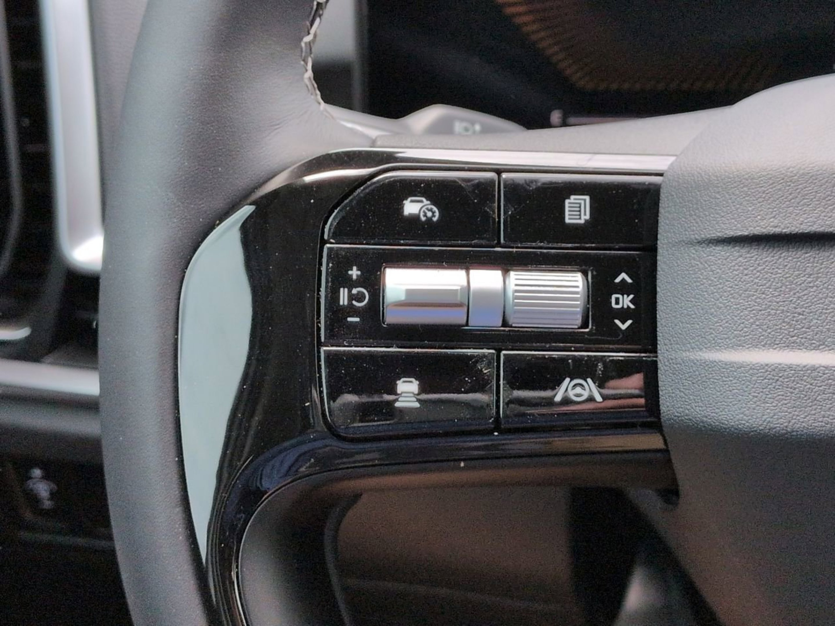 New 2026 Glacial White Pearl Kia LX image 22