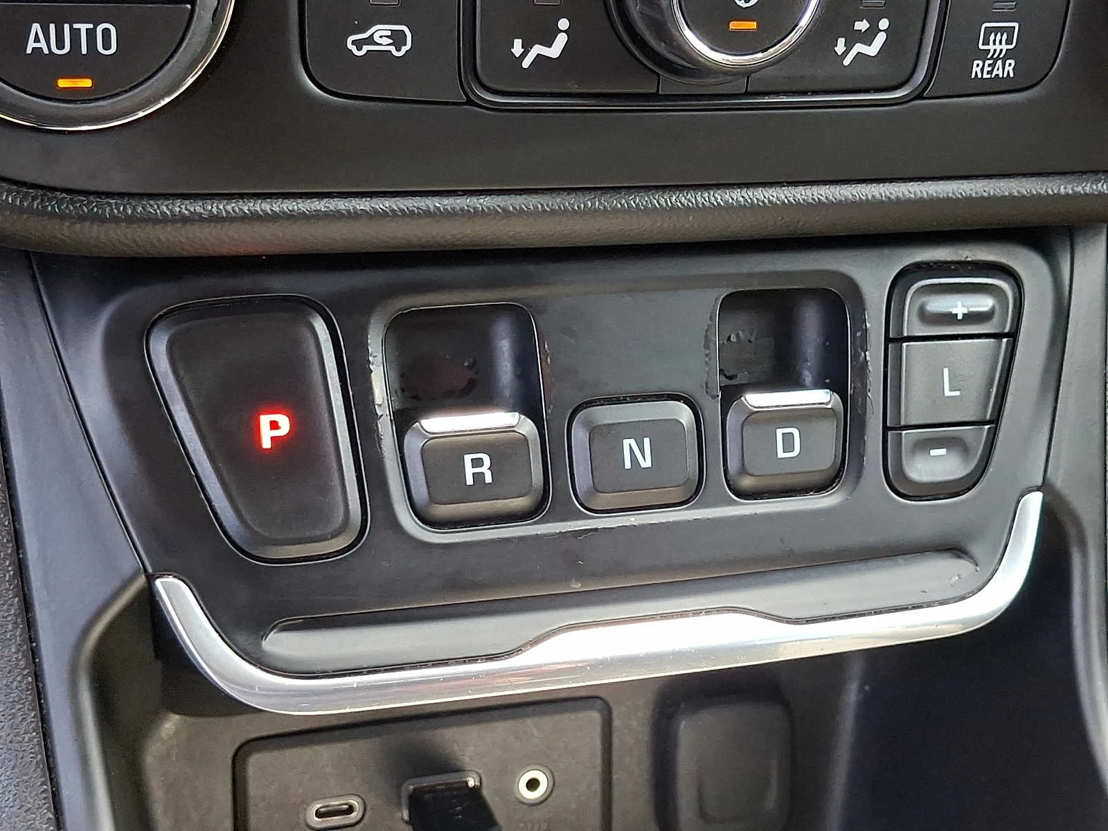 Used 2019 BLUE STEEL METALLIC GMC SLE image 14