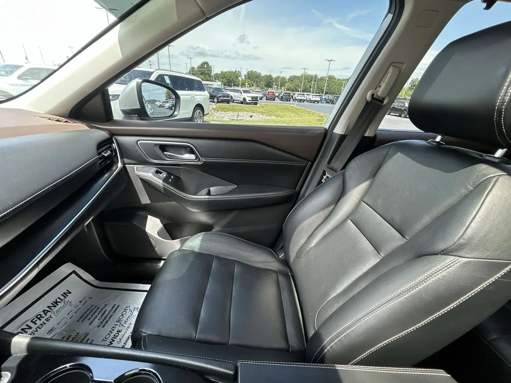 Used 2021 Silver Nissan SL image 13
