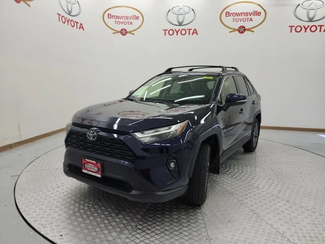Used 2025  Toyota XLE Premium image 2