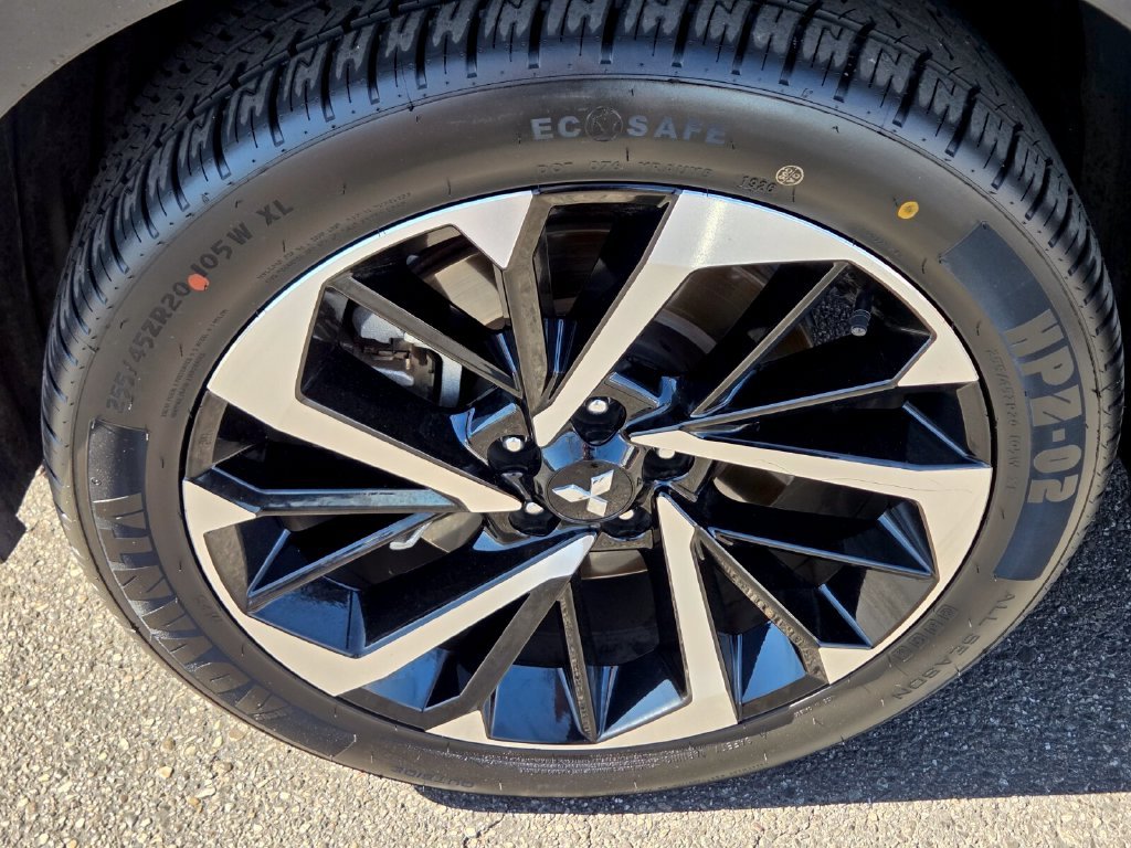Used 2022  Mitsubishi  image 12