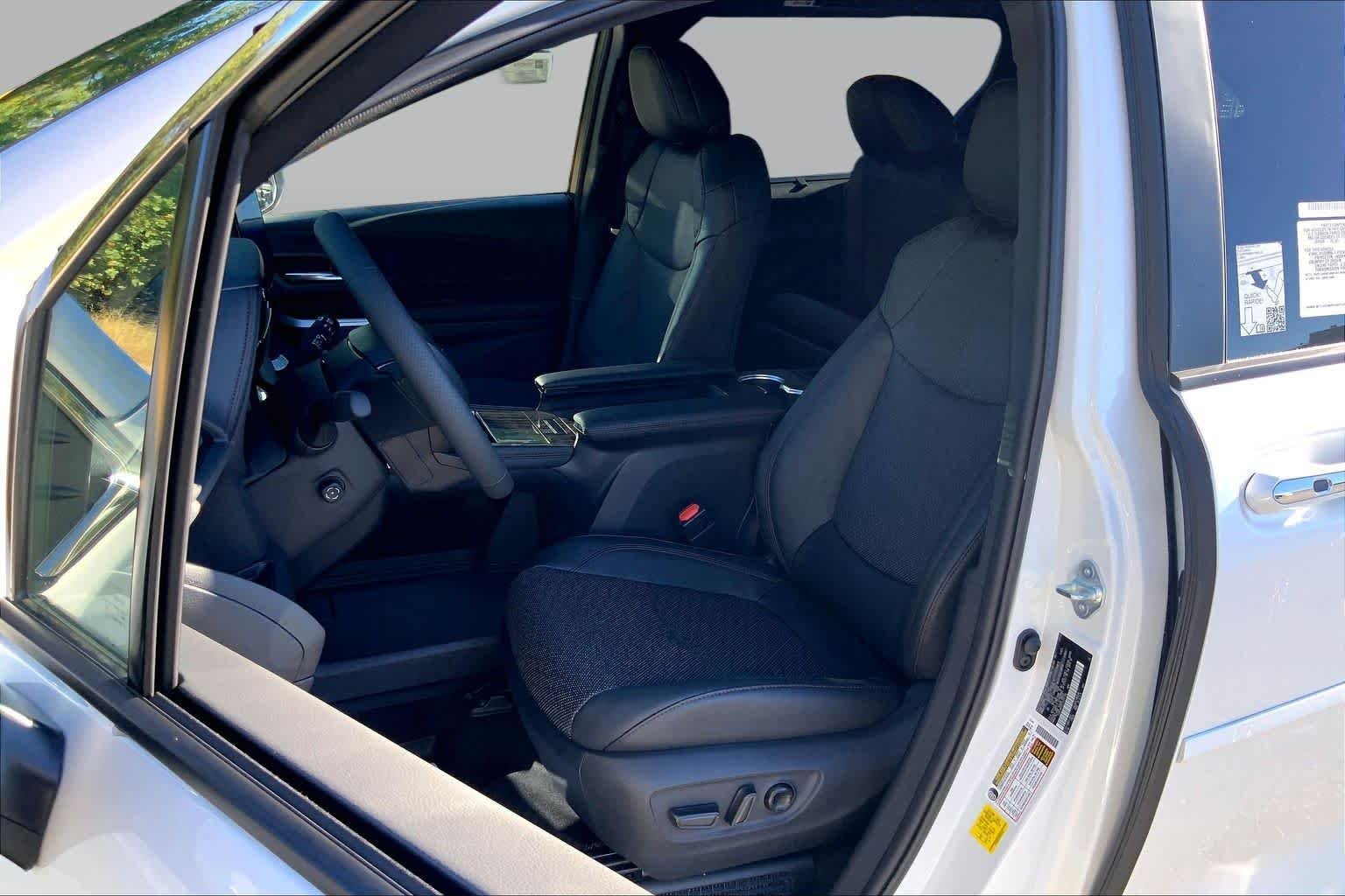 New 2026 Wind Chill Pearl Toyota Platinum image 9
