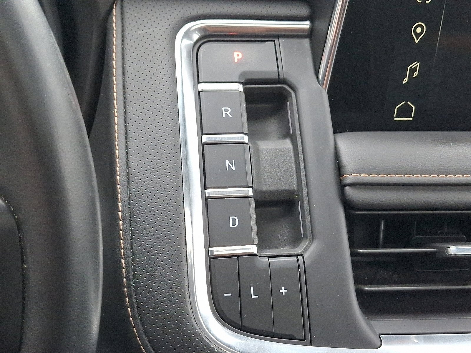 2023 GMC Yukon AT4 - Photo 18