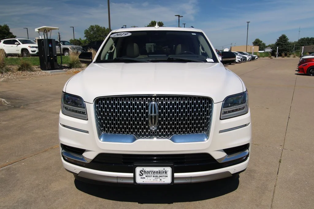 Used 2019 White Platinum Tri-Coat Metallic Lincoln Reserve image 2