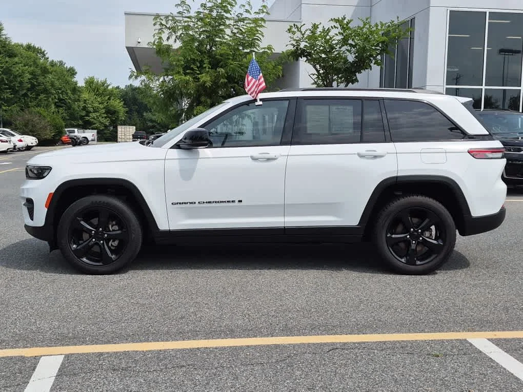 Used 2023 Bright White Clearcoat Jeep Altitude image 5