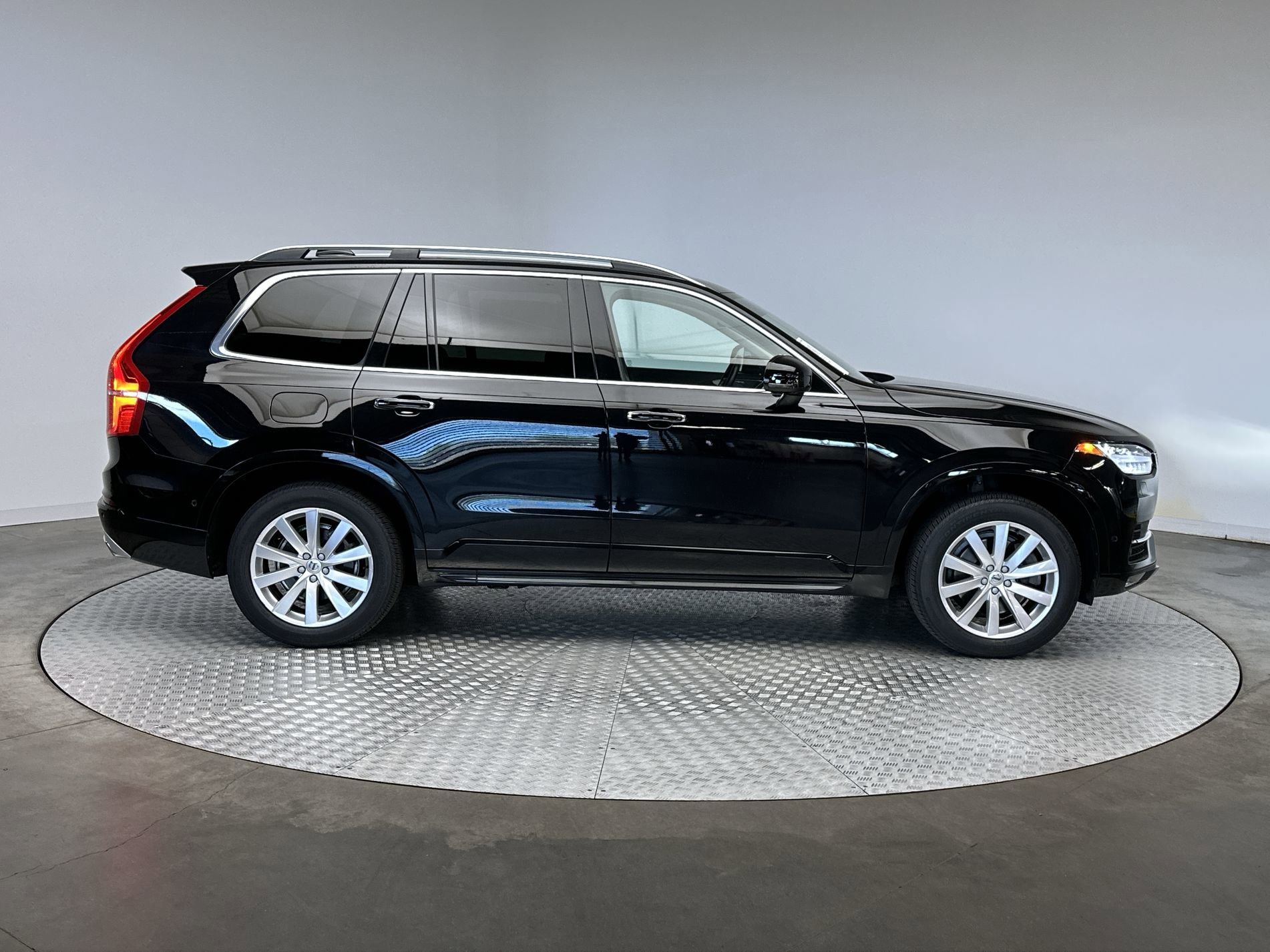 Used 2018 Onyx Black Metallic Volvo Momentum image 10