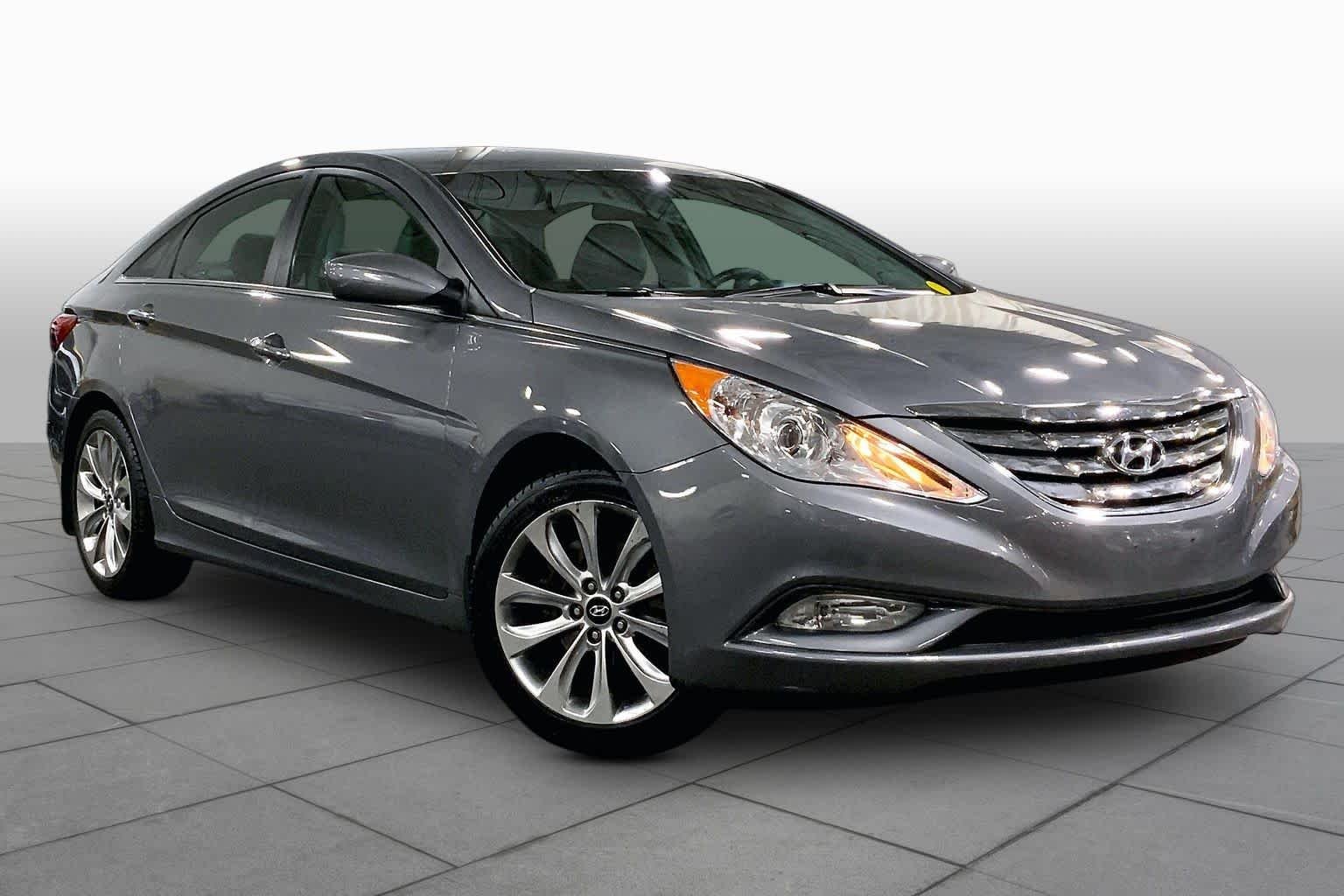 Used 2011 Harbor Gray Metallic Hyundai SE image 2