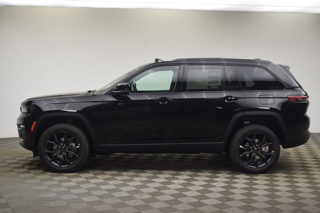 New 2025 Diamond Black Crystal Pearl-Coat Exterior Paint Jeep Limited image 14