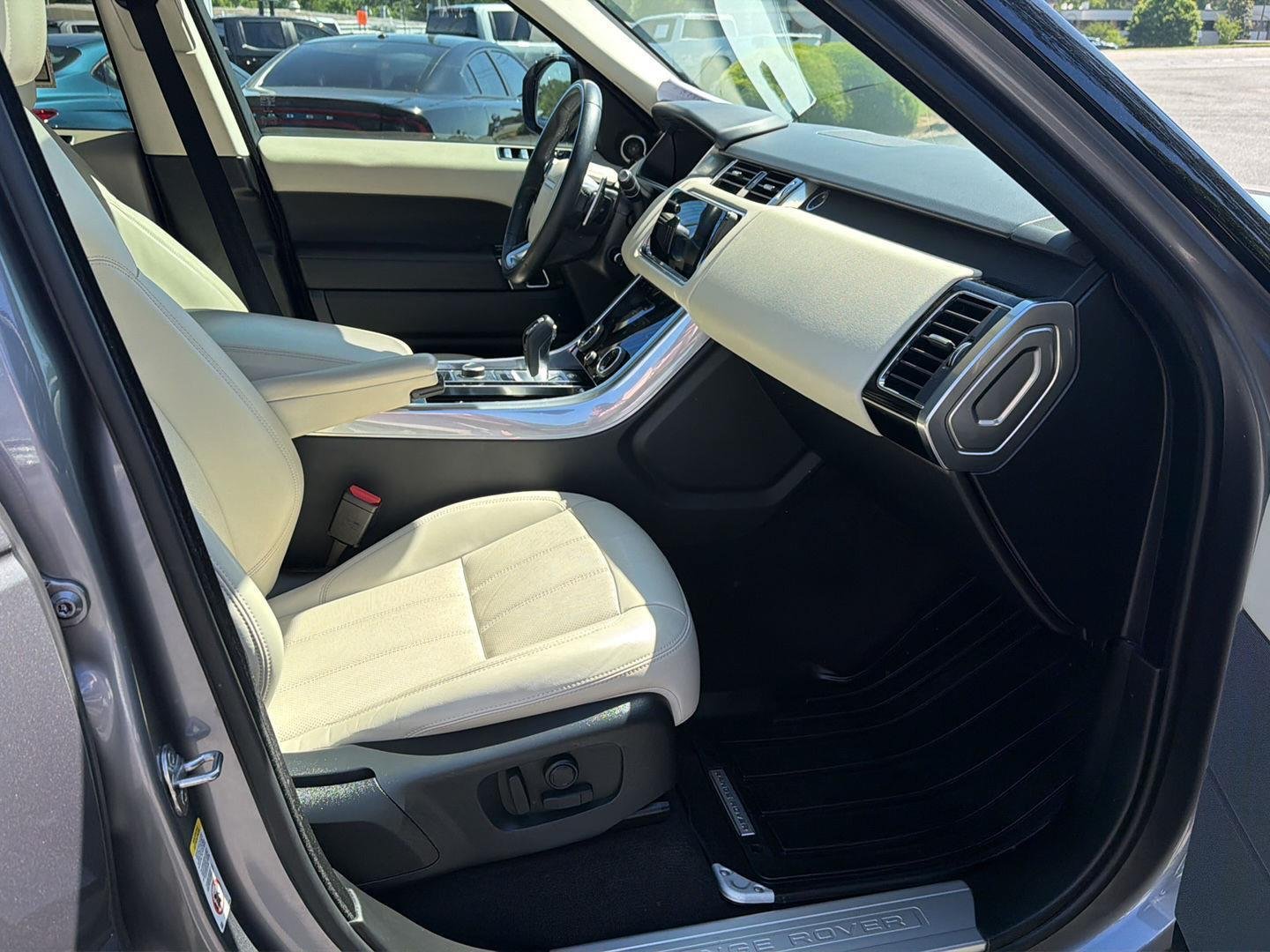 Used 2022 Eiger Grey Metallic Land Rover HSE Silver Edition image 14