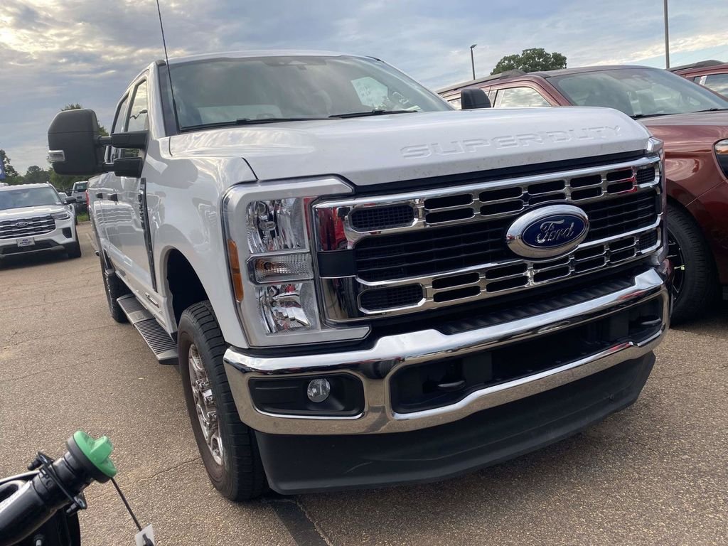 Used 2025 Oxford White Ford XLT image 1