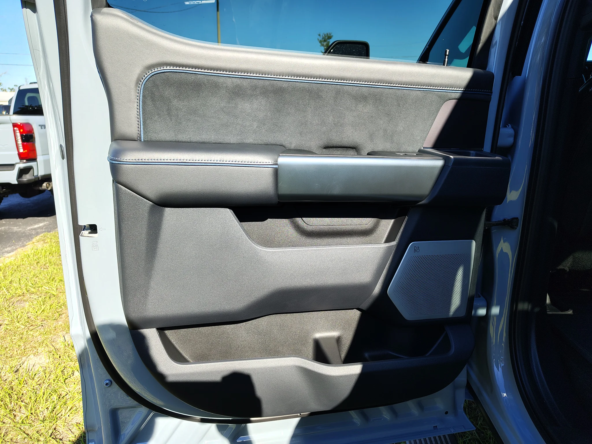 New 2027 Glacier Gray Metallic Tri-Coat Ford F-350® Platinum® image 15