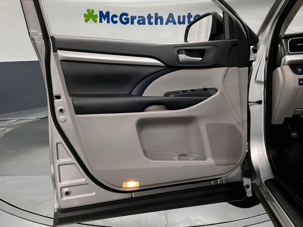 Used 2018 Silver Toyota XLE image 27