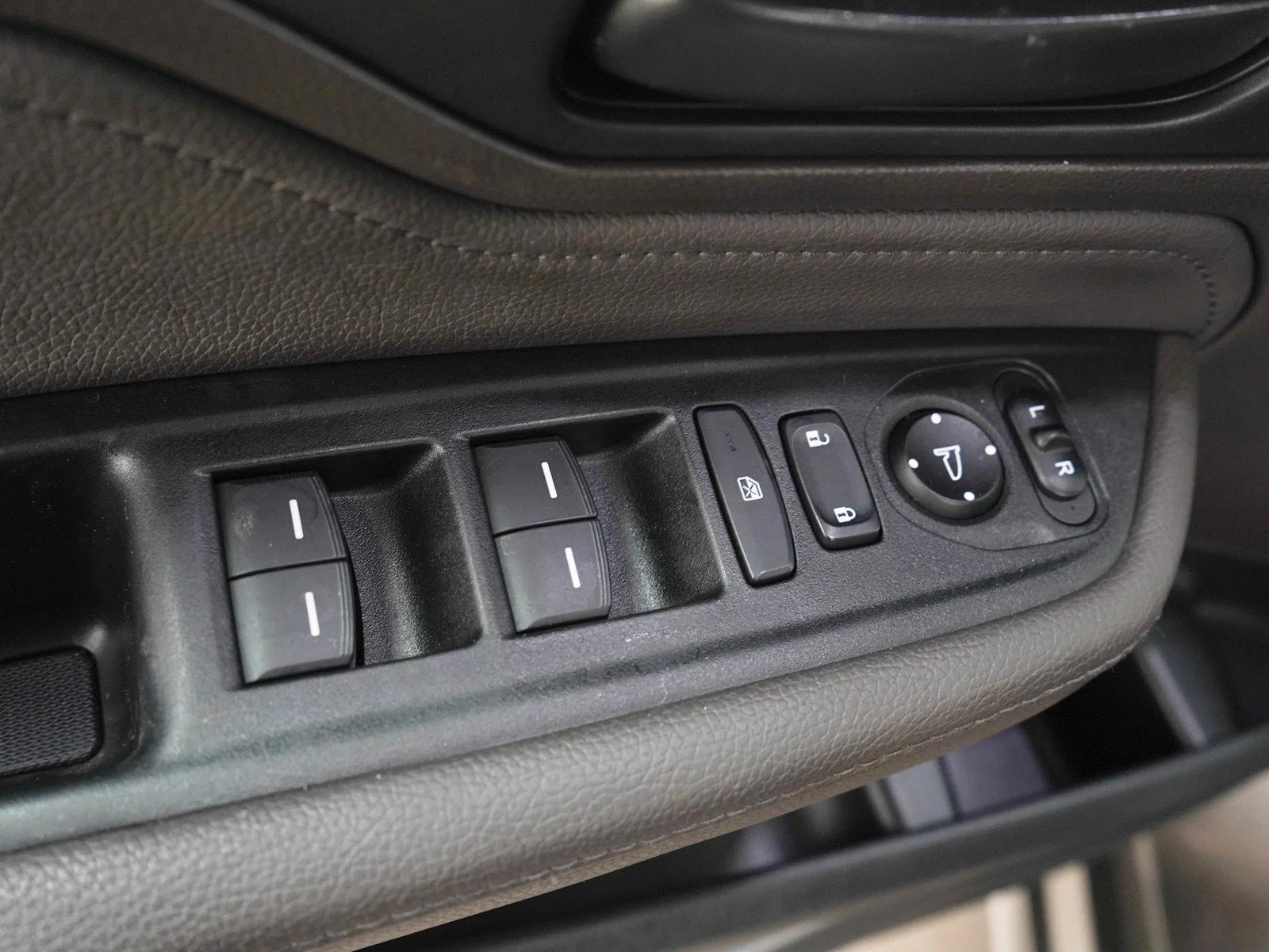 Used 2018 Pacific Pewter Metallic Honda Touring Auto image 24