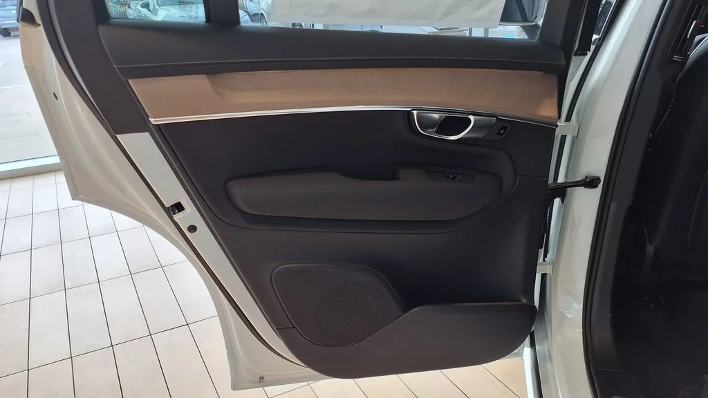 2026 Volvo XC90 Plus - Photo 17