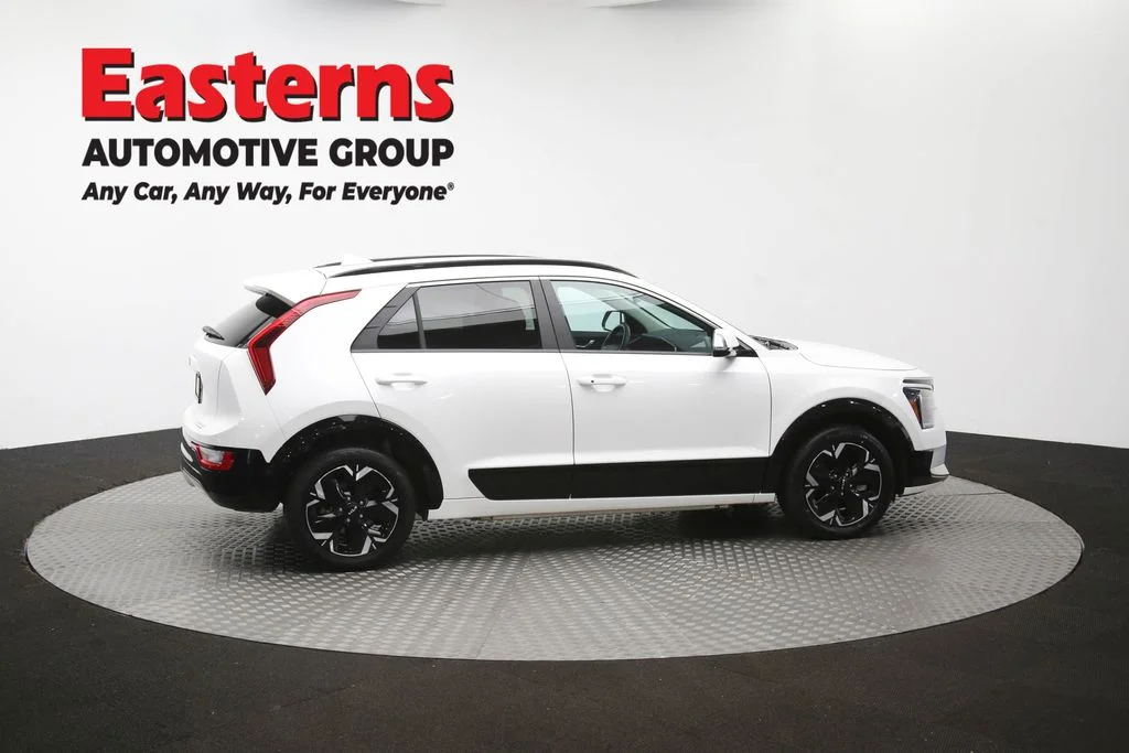 Used 2024 White Kia Wind image 42