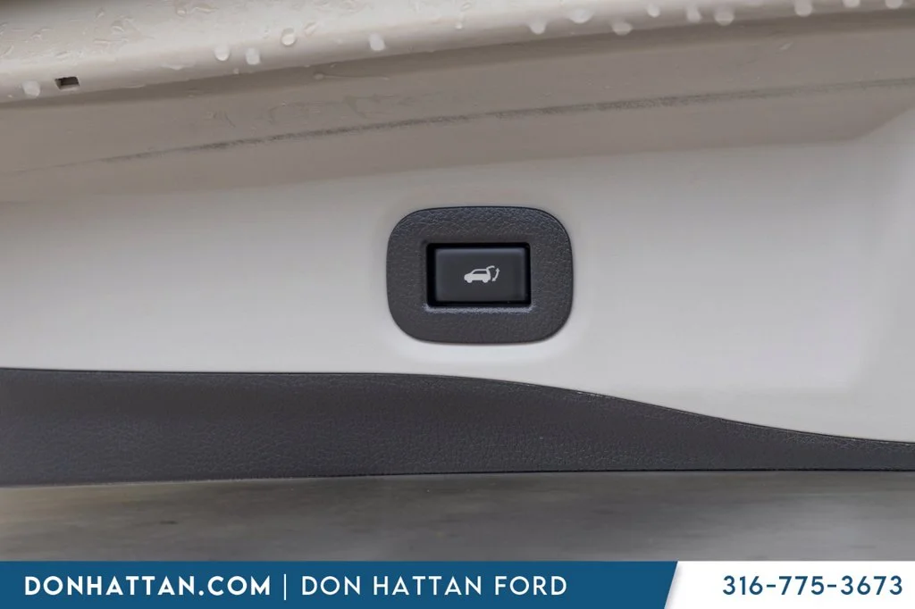 Used 2018 Silver Nissan SL image 26