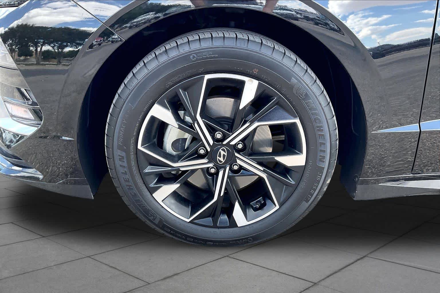 Used 2025 Black Hyundai SEL image 10