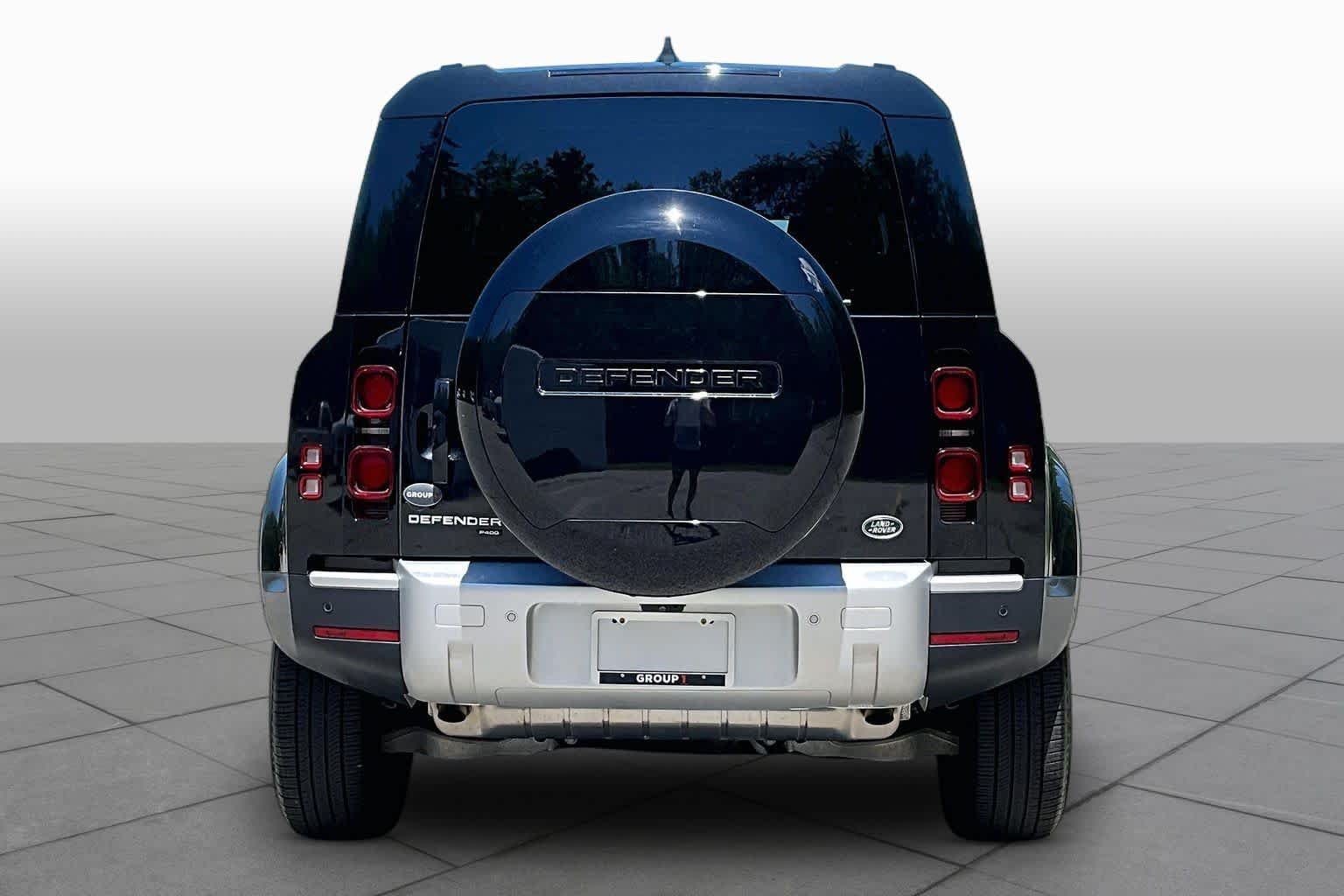Used 2023 Santorini Black Metallic Land Rover SE image 5