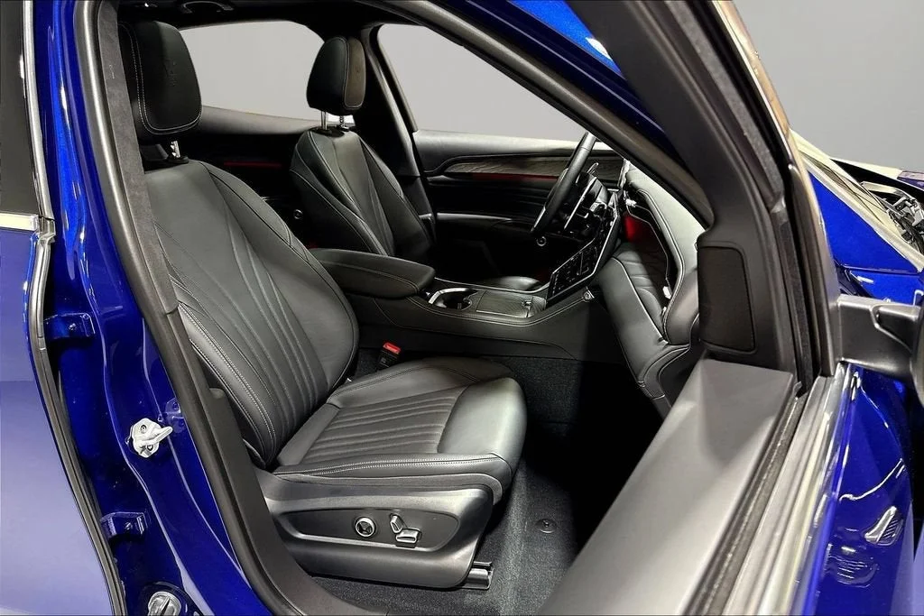 Used 2025 Blu Intenso Metallic Maserati  image 29
